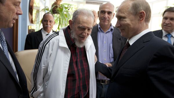 Fidel Castro, no centro, com o presidente da Rússia, Vladimir Putin, em Havana, Cuba. Foto de 11 de julho de 2014. - Sputnik Brasil