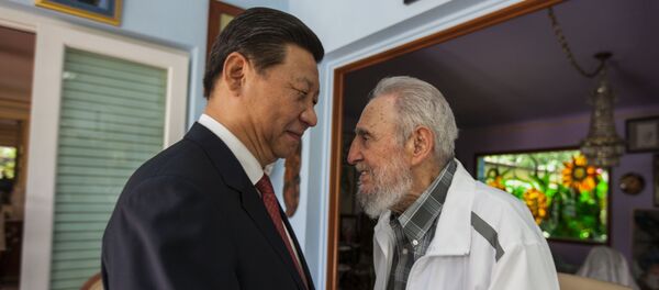 In this July 22, 2014 file photo, Cuba's Fidel Castro, right, greets China's President Xi Jinping in Havana, Cuba - Sputnik Brasil