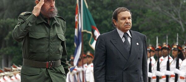 Fidel Castro e Abdelaziz Bouteflika, em Havana, 15 de abril de 2000 - Sputnik Brasil