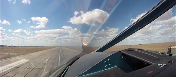 Vista da pista de decolagem da base aérea iraniana de Hamadã da cabine de um Su-34 russo durante a operação militar contra o Daesh na Síria - Sputnik Brasil