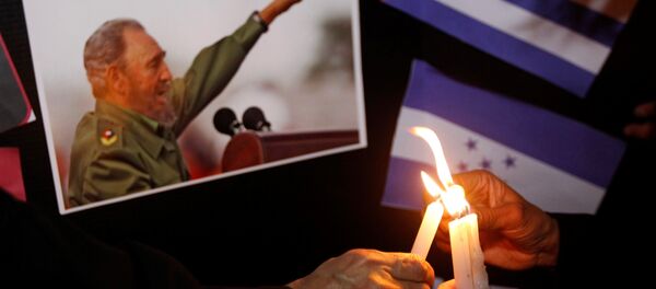 Pessoas colocam velas ao lado de uma foto de Fidel, como parte de um tributo, após o anúncio da morte do líder revolucionário cubano Fidel Castro, em Tegucigalpa, Honduras 26 de novembro de 2016 - Sputnik Brasil