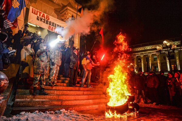 Nacionalistas ucranianos celebram o terceiro aniversário do início dos protestos do Maidan, que, através de violentos combates às forças governamentais, foram responsáveis pela mudança do poder na Ucrânia - Sputnik Brasil