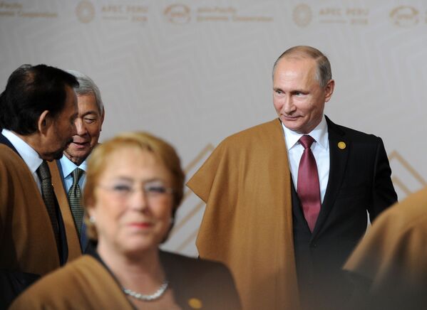 Os líderes dos 21 países que participaram do Fórum de Cooperação Econômica da Ásia e do Pacífico (APEC), em Lima, vestidos com uma manta feita da fibra da vicunha, o tecido mais fino e simbólico do Peru - Sputnik Brasil
