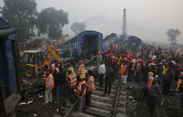 Momento em que equipes de resgate chegaram ao local do acidente envolvendo 14 vagões de um trem expresso, no distrito de Kanpur Dehat, Índia - Sputnik Brasil