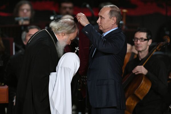 O presidente russo, Vladimir Putin, entrega para o Patriarca Kirill  a Ordem do Mérito para a Pátria de 1ª classe, durante a cerimônia dedicada ao aniversário do clérigo, celebrada na Catedral de Cristo Salvador de Moscou - Sputnik Brasil