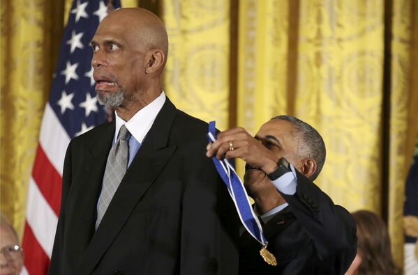 O presidente dos Estados Unidos, Barack Obama, concede a Medalha Presidencial da Liberdade a Kareem Abdul-Jabbar, estrela da NBA, durante cerimônia realizada na Sala Leste da Casa Branca, em Washington, em 22 de novembro de 2016 - Sputnik Brasil