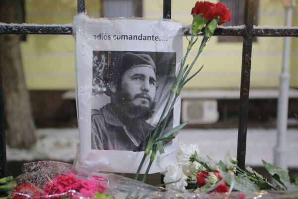 Moscovitas se despedem de Fidel Castro perto da  Embaixada de Cuba em Moscou - Sputnik Brasil