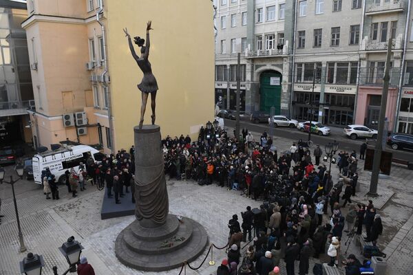 Em Moscou, visitantes da capital russa participam da cerimônia de inauguração do monumento da célebre bailarina Maia Plisetskaya, em 24 de novembro de 2016 - Sputnik Brasil