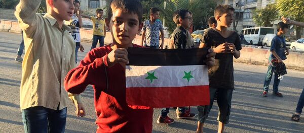 Crianças no corredor humanitário na parte leste de Aleppo, na Síria - Sputnik Brasil