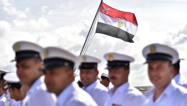 Egyptian soldiers stand as the Egyptian flag is raised on the BPC Anwar el Sadate military cruise ship during the flag ceremony on September 16, 2016 in Saint-Nazaire, western France - Sputnik Brasil