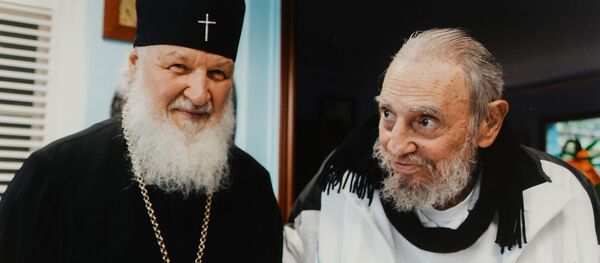 Patriarca de Moscou e de Todas as Rússias Kirill junto ao líder da Revolução Cubana Fidel Castro - Sputnik Brasil