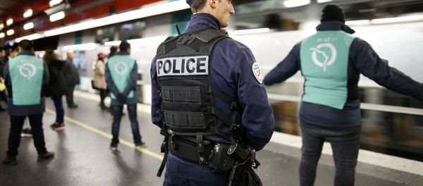 Um policial patrulha dentro da estação de RER de Auber em Paris, França, em 30 de dezembro de 2015, um alerta de segurança continua durante a temporada de Natal e Ano Novo após os ataques de tiros de novembro na capital francesa. - Sputnik Brasil