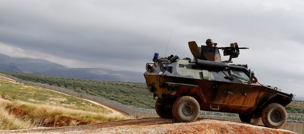 Um soldado turco no veículo militar blindado patrulha a beira entre a Turquia e a Síria, perto da vila de Besarslan do sudeste, na província de Hatay, Turquia, 1 de novembro de 2016 - Sputnik Brasil