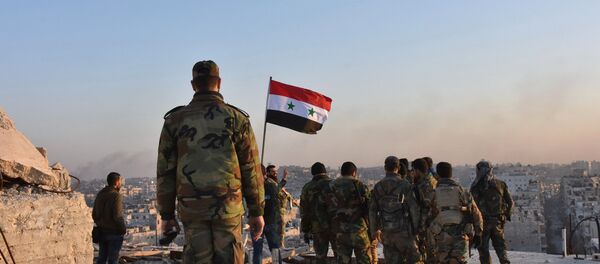 Tropas pró-governamentais ficam no telhado de prédio em Aleppo durante a operação de libertação da cidade do controle do Daesh, Síria, 28 de novembro de 2016 - Sputnik Brasil