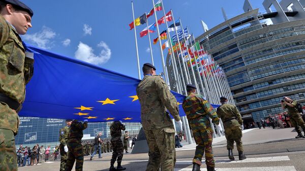 Soldados de um destacamento do Eurocorps carregam a bandeira da União Europeia para assinalar a sessão inaugural do Parlamento Europeu em frente ao Parlamento Europeu em Estrasburgo, no leste da França - Sputnik Brasil