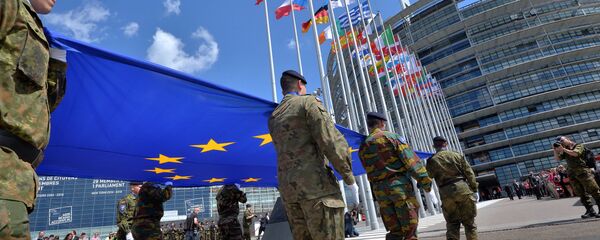 Soldados de um destacamento do Eurocorps carregam a bandeira da União Europeia para assinalar a sessão inaugural do Parlamento Europeu em frente ao Parlamento Europeu em Estrasburgo, no leste da França - Sputnik Brasil