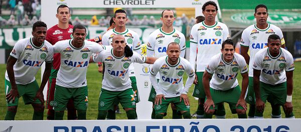 Jogadores da equipe Chapecoense posam para a foto antes do jogo contra o clube América Mineiro em Chapecó, Brasil, maio de 2016 Jogadores da equipe Chapecoense posam para a foto antes do jogo contra o clube América Mineiro em Chapecó, Brasil, maio de 2016 - Sputnik Brasil