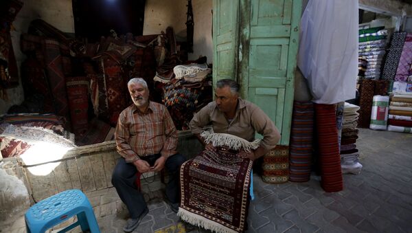 Vendedores de tapetes estão esperando compradores no bazar no Sul do Irã, 15 de agosto de 2016 - Sputnik Brasil