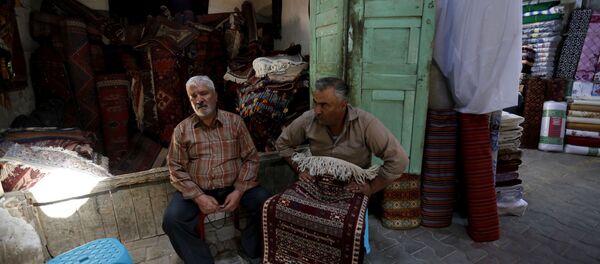 Vendedores de tapetes estão esperando compradores no bazar no Sul do Irã, 15 de agosto de 2016 Vendedores de tapetes estão esperando compradores no bazar no Sul do Irã, 15 de agosto de 2016 - Sputnik Brasil