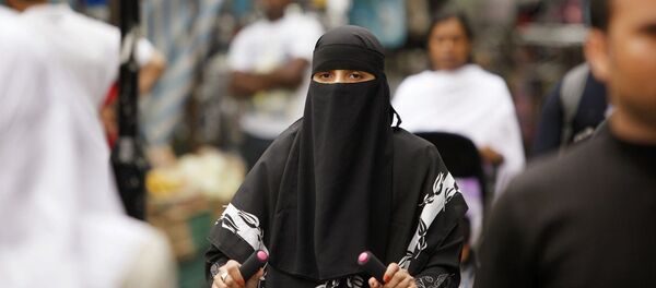 A women shops in Whitechapel, East London, she is wearing a berka / burqa. - Sputnik Brasil