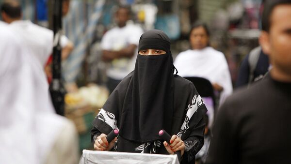 A women shops in Whitechapel, East London, she is wearing a berka / burqa. - Sputnik Brasil