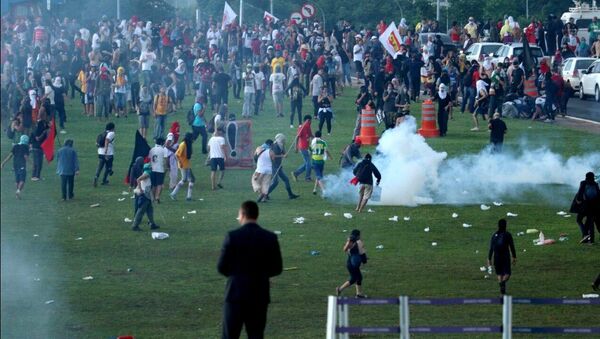 Polícia reprime com bombas de gás protesto de servidores, professores e estudantes no Congresso Nacional - Sputnik Brasil