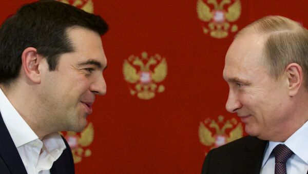 O primeiro-ministro grego, Alexis Tsipras, conversa com o presidente russo Vladimir Putin durante cerimônia no Kremlin - Sputnik Brasil