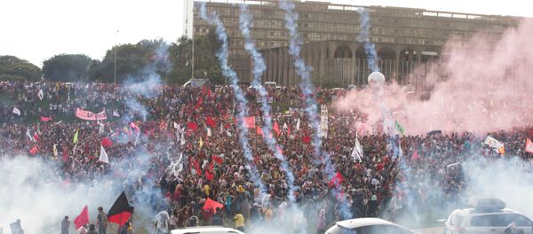 PEC do Teto dos Gastos Públicos foi aprovada em meio a protestos e confrontos em Brasília - Sputnik Brasil