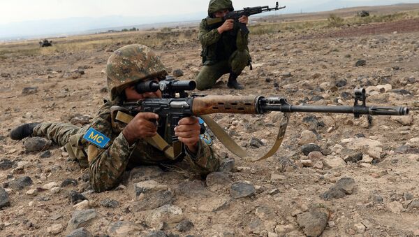 Soldados do Ministério da Defesa da Armênia e da Rússia durante exercícios Irmandade indestrutível 2015 na Armênia (foto de arquivo) - Sputnik Brasil