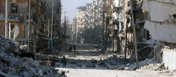 Os sírios caminham por escombros de edifícios danificados, enquanto carregam seus pertences, enquanto fogem de confrontos entre forças governamentais e rebeldes em Tariq al-Bab e  al-Sakhour nos bairros de Aleppo oriental - Sputnik Brasil