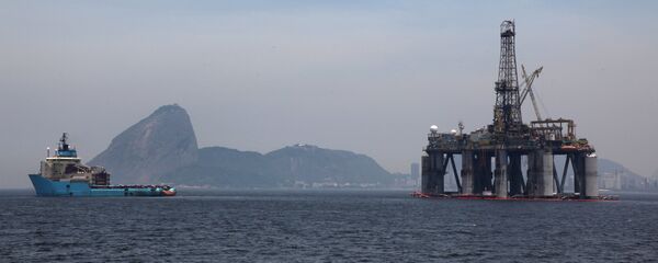 Uma plataforma petrolífera perto do Rio de Janeiro Uma plataforma petrolífera perto do Rio de Janeiro - Sputnik Brasil