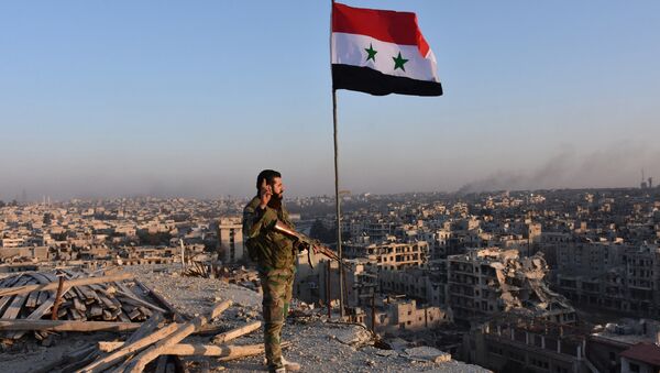 Soldado sírio em Aleppo depois da retomada total da parte norte da cidade - Sputnik Brasil