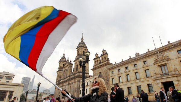People demonstrate on the street as Colombia's President Juan Manuel Santos and Marxist FARC rebel leader Rodrigo Londono sign a new peace accord in Bogota - Sputnik Brasil