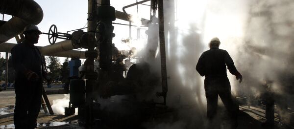 Worker repairs a part of a unit of the Tehran oil refinery, in Tehran, Iran. (File) - Sputnik Brasil