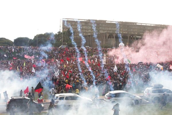 A Polícia jogou bombas de gás para dispersar a multidão que protestava na Esplanada - Sputnik Brasil