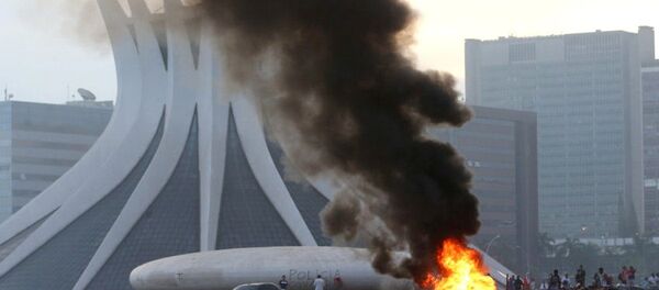 Manifestantes entram em confronto com a polícia na Esplanada dos Ministérios - Sputnik Brasil