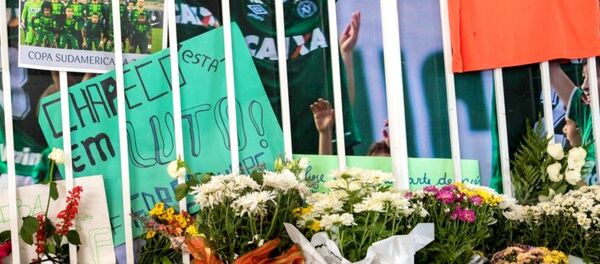 Torcedores do Chapecoense prestam homenagens na arena Condá (SC) - Sputnik Brasil