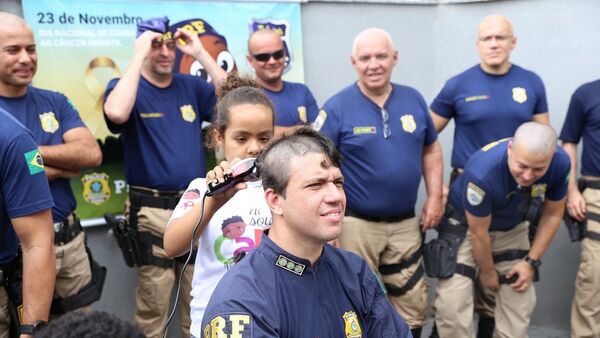 Policiais da Polícia Rodoviária Federal (PRF) raspam a cabeça em apoio a crianças com câncer - Sputnik Brasil