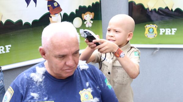 Na ação, a criança mesmo raspou o cabelo do policial Na ação, a criança mesmo raspou o cabelo do policial - Sputnik Brasil