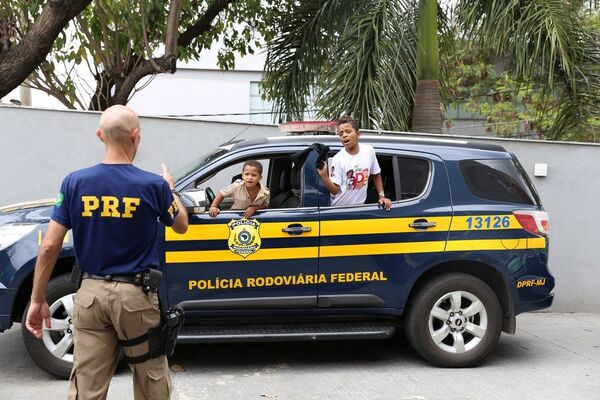 As crianças ainda desfilaram pela cidade nos carros da PRF As crianças ainda desfilaram pela cidade nos carros da PRF - Sputnik Brasil