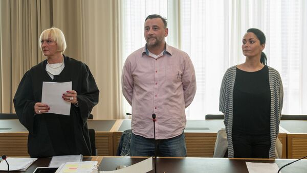 Lutz Bachmann (C), co-founder of Germany's xenophobic and anti-Islamic PEGIDA movement (Patriotic Europeans Against the Islamisation of the Occident), stands between his lawyer Katja Reichel (L) and his wife Vicky Bachmann (R) as he waits for the continuation of his trial on May 3, 2016 in Dresden, eastern Germany - Sputnik Brasil