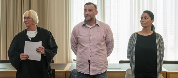 Lutz Bachmann (C), co-founder of Germany's xenophobic and anti-Islamic PEGIDA movement (Patriotic Europeans Against the Islamisation of the Occident), stands between his lawyer Katja Reichel (L) and his wife Vicky Bachmann (R) as he waits for the continuation of his trial on May 3, 2016 in Dresden, eastern Germany - Sputnik Brasil