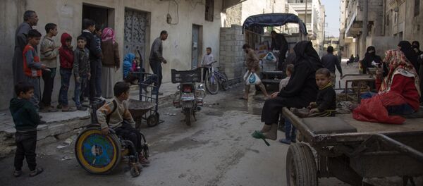 Famílias sírias recebem lote de ajuda humanitária em Aleppo - Sputnik Brasil