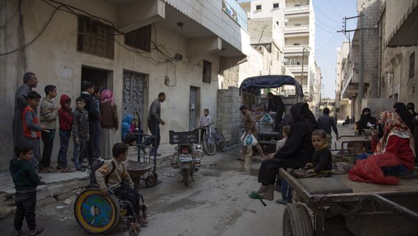 Famílias sírias recebem lote de ajuda humanitária em Aleppo - Sputnik Brasil