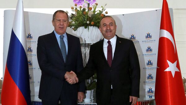 Ministro das Relações Exteriores Sergei Lavrov e hcanceler da Turquia Mevlut Cavusoglu durante reunião bilateral em Alanya, Turquia, 1 de dezembro de 2016 - Sputnik Brasil