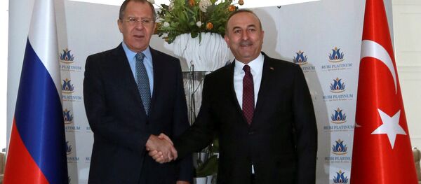 Ministro das Relações Exteriores Sergei Lavrov e hcanceler da Turquia Mevlut Cavusoglu durante reunião bilateral em Alanya, Turquia, 1 de dezembro de 2016 - Sputnik Brasil