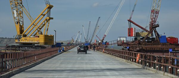 A construção da ponte da Crimeia cumpre os prazos previstos, disse Vladimir Putin em 1 de dezembro de 2016 - Sputnik Brasil