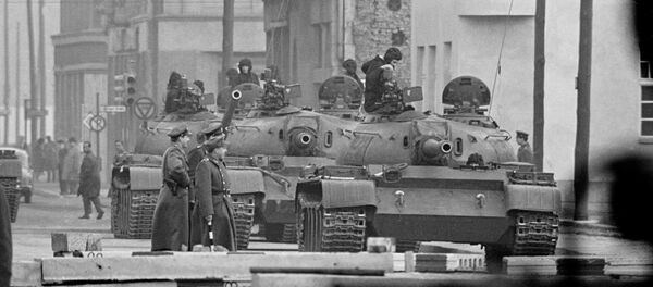 Militares soviéticos são vistos nesta foto sentados sobre seus tanques no ponto de controle de Friedrichstrasse, em Berlim, em 29 de outubro de 1961 - Sputnik Brasil