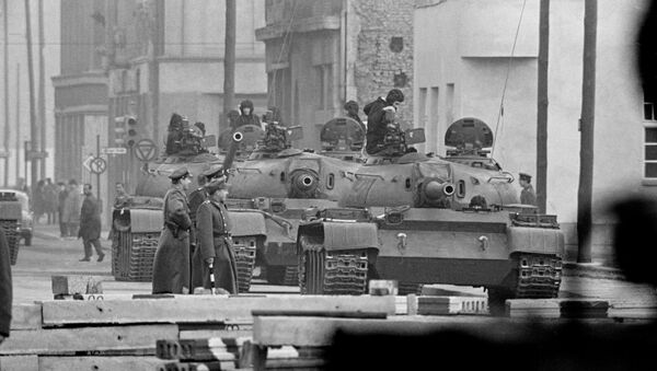 Militares soviéticos são vistos nesta foto sentados sobre seus tanques no ponto de controle de Friedrichstrasse, em Berlim, em 29 de outubro de 1961 - Sputnik Brasil