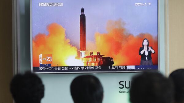 Cidadãos norte-coreanos estão assistindo uma transmissão de lançamento de míssil balístico pelo TV - Sputnik Brasil